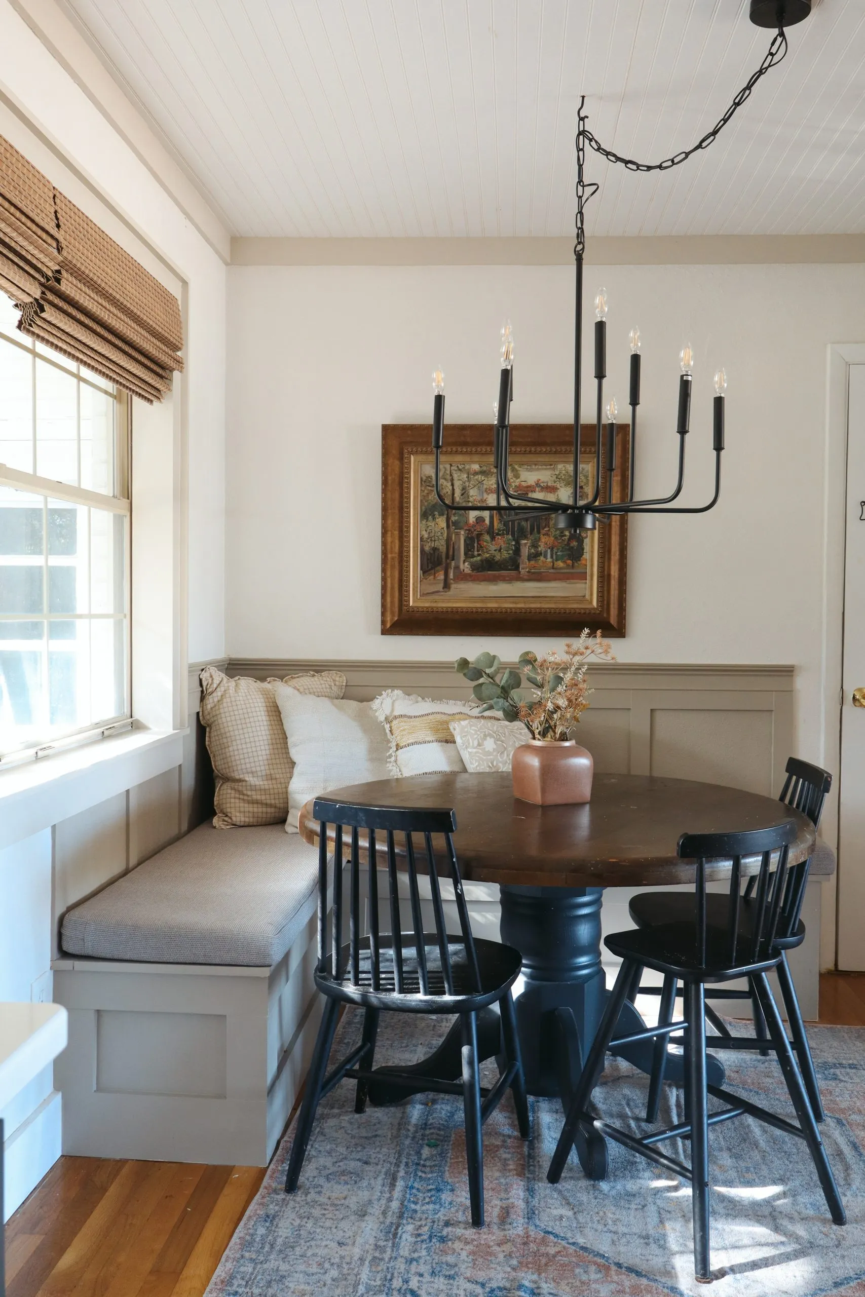 Dining nook with built‑ins
